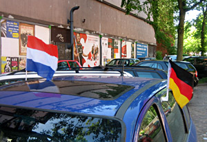Flaggen - Völkerfreundschaft auf einem Auto in Hamburg